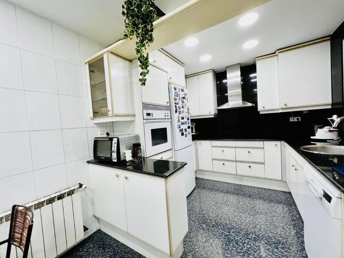 Your Second Home In Barcelona With Private Room And Private Bathroom Close To Montjuic, Pl Espana, La Rambla, Ferry Port Esterno foto